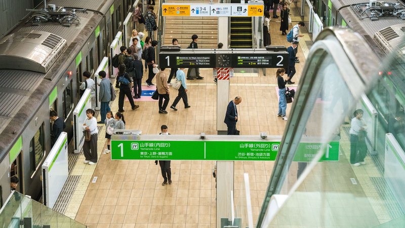 Voyageurs dans une gare de Tokyo aux heures de déplacement